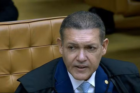 Nunes Marques suspende propaganda de Lula que associa Flávio Bolsonaro a rachadinha e Banco Master